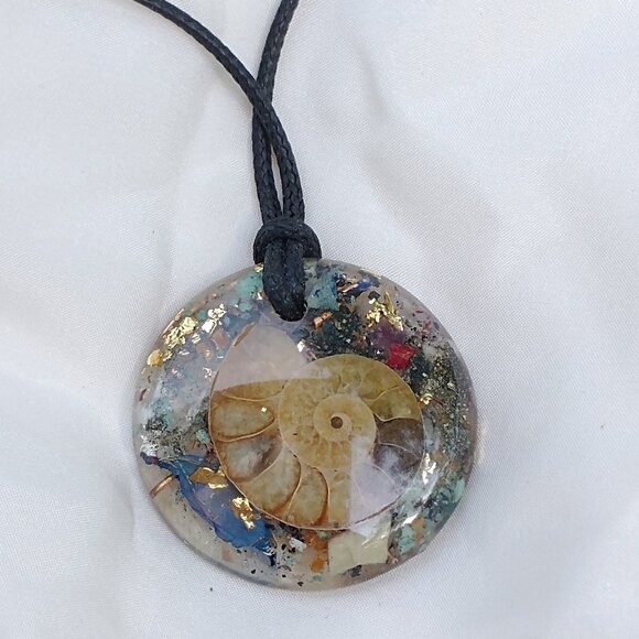 Orgonite necklace with sea shell logarithmic spiral - Picture 3 of 6